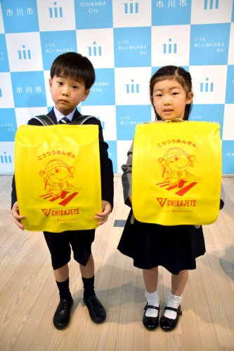 ジェッツ印で交通安全　市川の新１年生にランドセルカバー