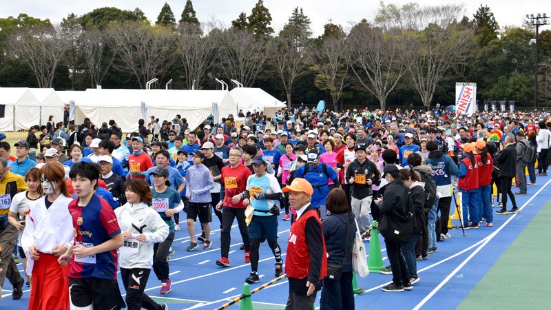 約７千人のランナーが駆け抜けた佐倉マラソン＝３０日、佐倉市の小出義雄記念陸上競技場