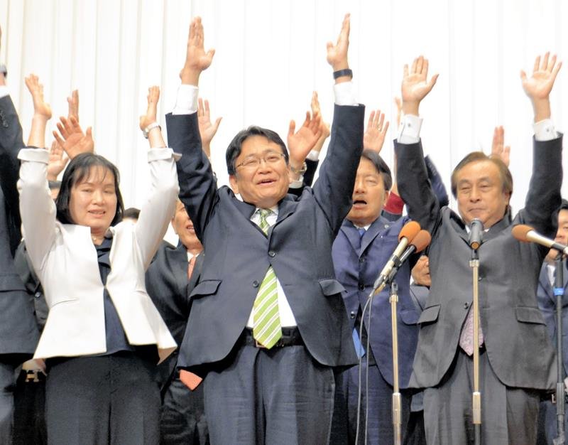 支持者らと万歳三唱する神谷氏（中央）＝１６日、千葉市中央区