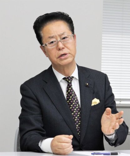 会見で記者の質問に答える本間氏＝１７日、県庁