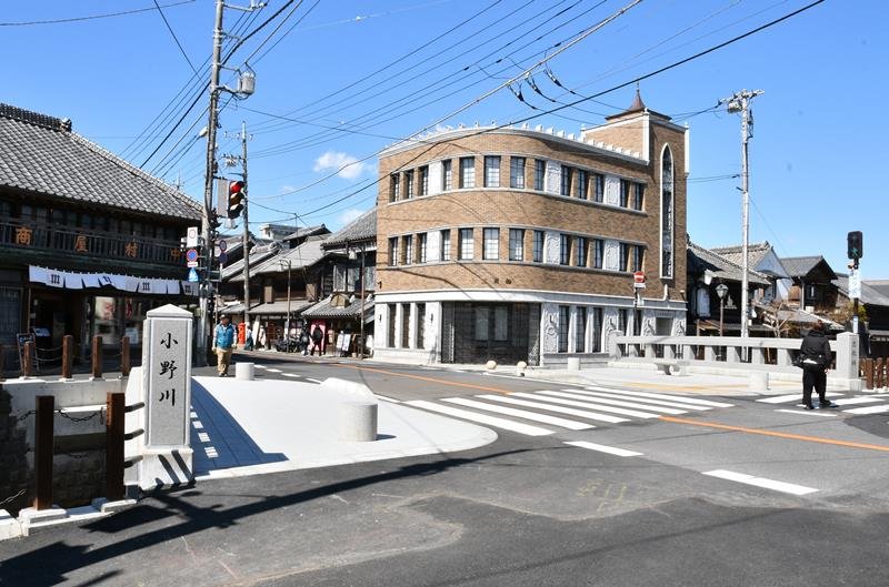 歩道拡幅工事終了後の忠敬橋＝今年３月