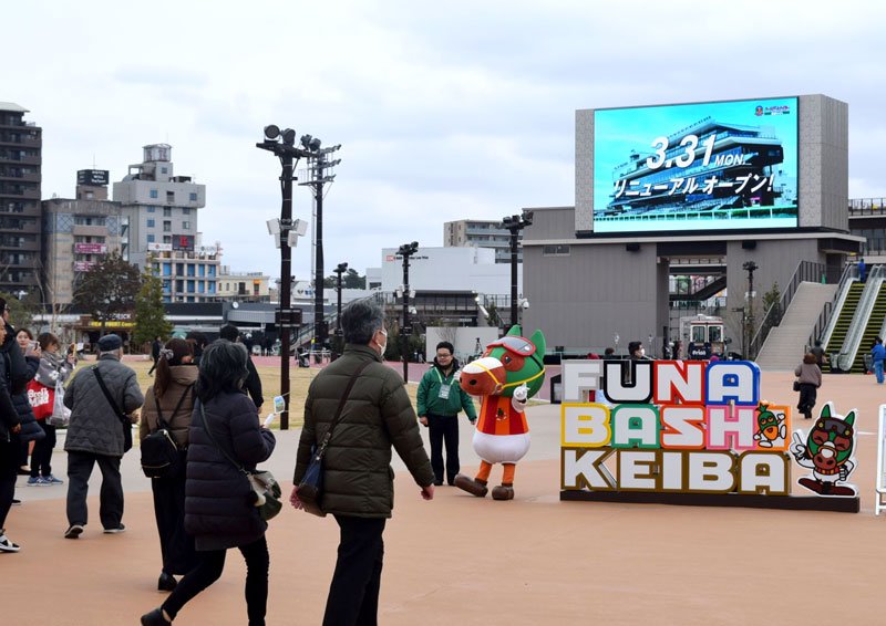 新入場門から入る観客。両面の大型パドックビジョンが出迎える＝３１日、船橋競馬場