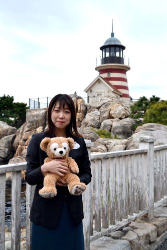 「これからもぜひダッフィーと一緒に楽しんでもらいたい」と話すＯＬＣの郷さん＝浦安市の東京ディズニーシー