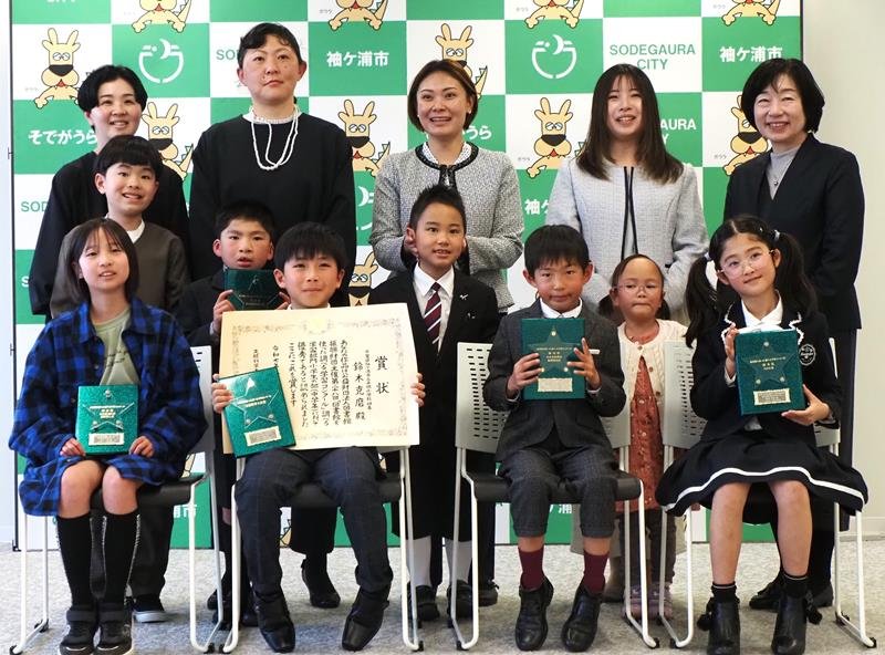「図書館を使った調べる学習コンクール」で文部科学大臣賞に輝いた鈴木さん（前列左から２人目）ら優秀賞以上の受賞者＝袖ケ浦市
