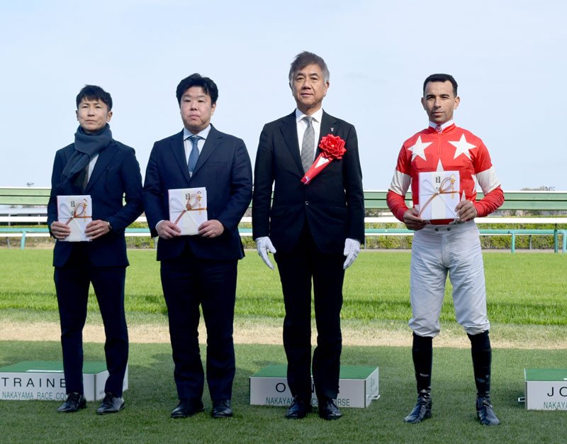 表彰式で目録を贈呈されたモレイラ騎手（右）＝５日、船橋市の中山競馬場