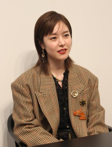 取材に応じる唐田さん＝２月２８日、東京都渋谷区
