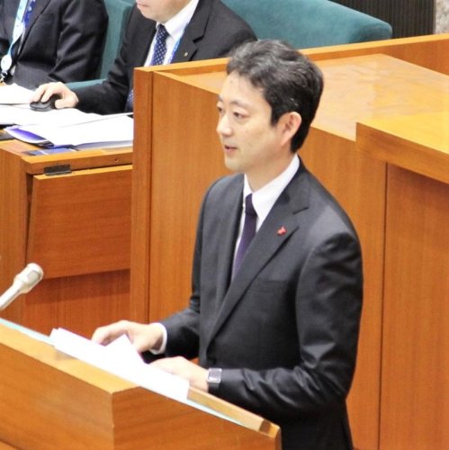 再選後初の臨時県議会で所信表明演説を行う熊谷知事＝１８日、県議会本会議場
