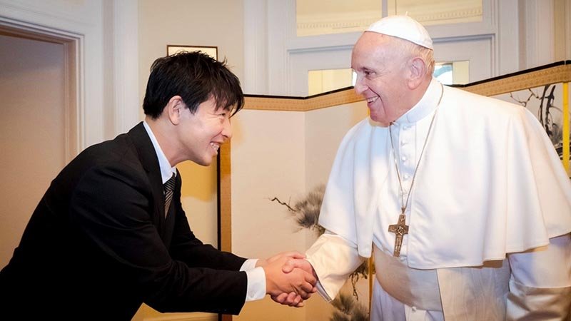 千葉の食材を使った昼食を用意し、東京のバチカン大使館で、教皇フランシスコにあいさつする萩原さん＝２０１９年１１月（オリベート提供）