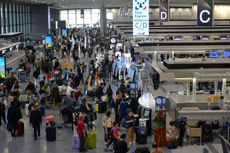 ゴールデンウイークを活用して海外旅行に向かう日本人や訪日外国人でにぎわう成田空港＝４月下旬、成田市