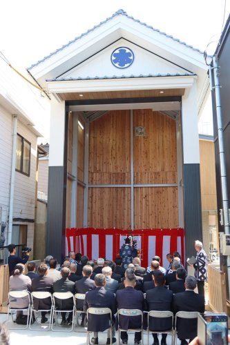 新しい山車蔵が完成し、執り行われた竣工式。住民や関係者らが出席し門出を祝った＝香取市（下仲町区提供）
