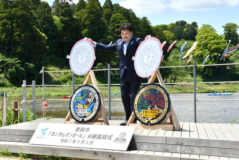 香取市に設置されるガンダムマンホールをお披露目する伊藤市長＝３日、香取市