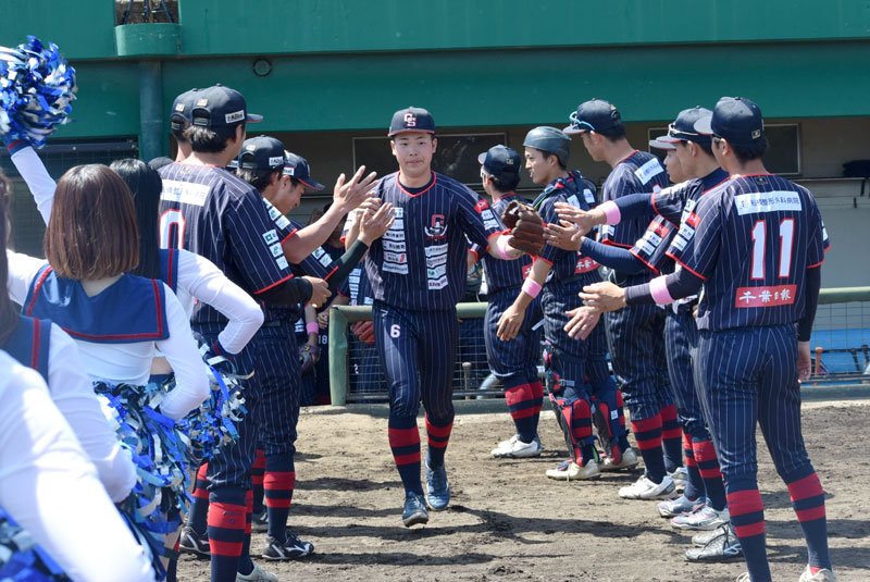 初回の守備につく千葉ＳＳの選手ら＝３日、袖ケ浦市営球場