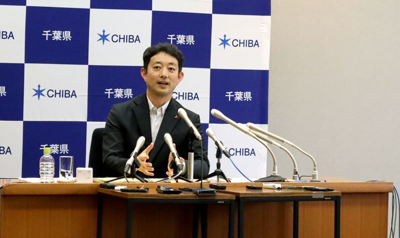 記者会見で補正予算案を説明する熊谷知事＝１４日、県庁
