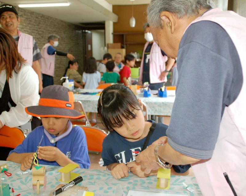 「市原・袖ケ浦少年少女発明クラブ」のブースで工作を体験する子どもたち＝１８日、市原市の出光会館