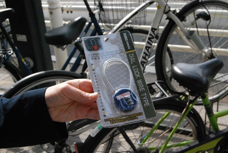 自転車メット命守る手段　朝ラッシュのＪＲ千葉駅前　千葉県職員ら呼びかけ　着用率低迷、実態調査も