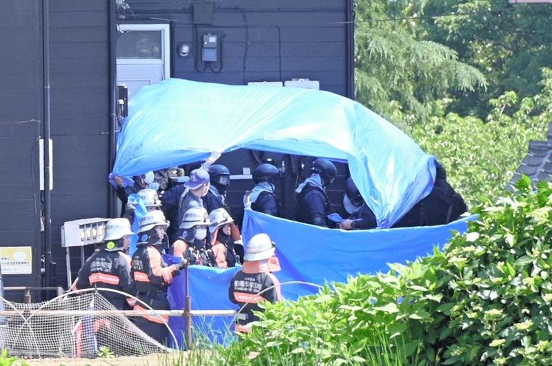 容疑者が確保された現場アパート＝２０日午後１時半ごろ、船橋市夏見台
