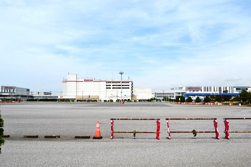 コストコやイオンモールといった大型商業施設と隣接する新球場の建設予定地＝２２日、千葉市美浜区