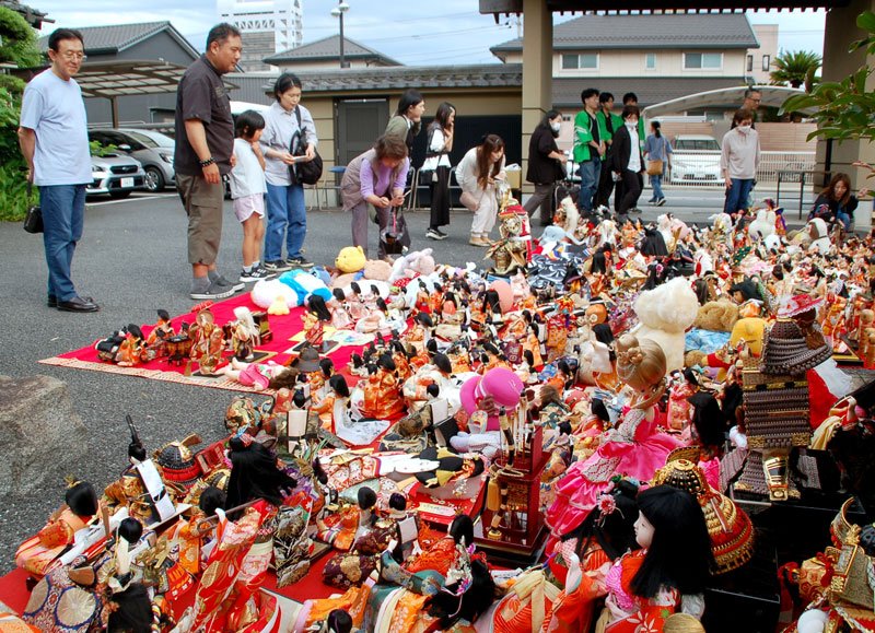 ひな人形やぬいぐるみ…ありがとう感謝込めて　市原で人形５０００体を供養