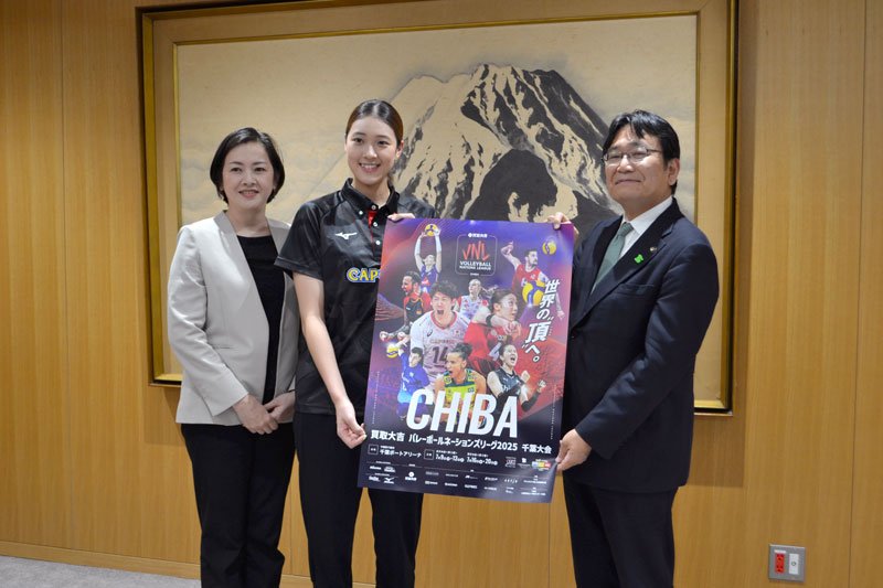 ＶＮＬへの決意を語った佐藤選手（中央）と母の祥子さん（左）＝千葉市役所