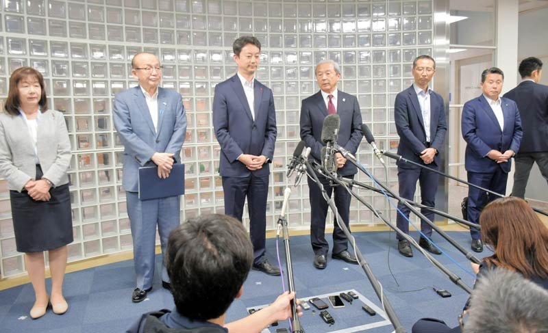 成田空港の滑走路新設・延伸に必要な用地確保推進に向けた協議会の会合後、報道陣の取材に応じるＮＡＡの田村社長（右から３人目）や熊谷知事（同４人目）ら出席者＝２７日、成田市の同社