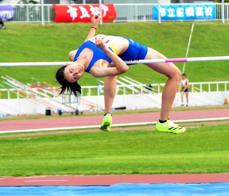 女子走り高跳び　１メートル７０を跳び優勝した八千代松陰の倉田心夏＝県総合ＳＣ

