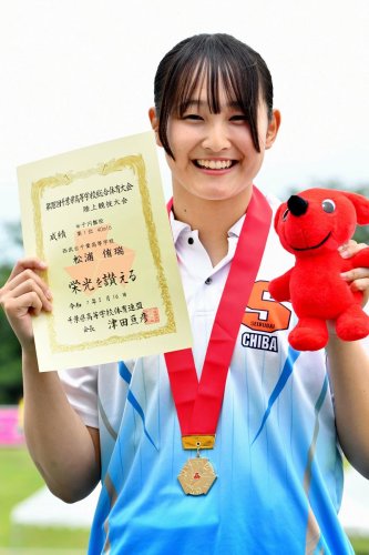 女子円盤投げ　表彰式で笑顔を見せる優勝した西武台千葉の松浦侑瑞＝県総合ＳＣ
