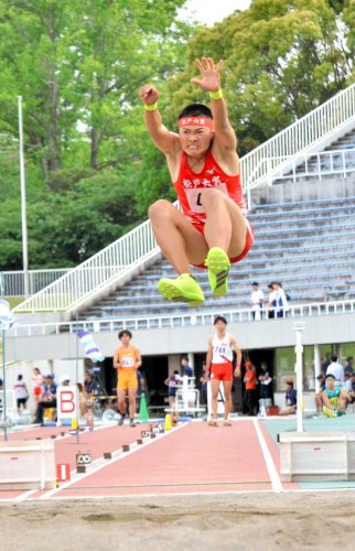 男子走り幅跳び　７メートル３７で優勝した松戸六実の岡野陸