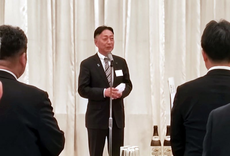 あいさつする顧問の滝田敏幸県議会議長＝千葉市中央区