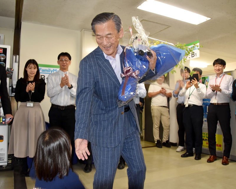 子育て日本一「勲章」　本郷谷・松戸市長が退庁