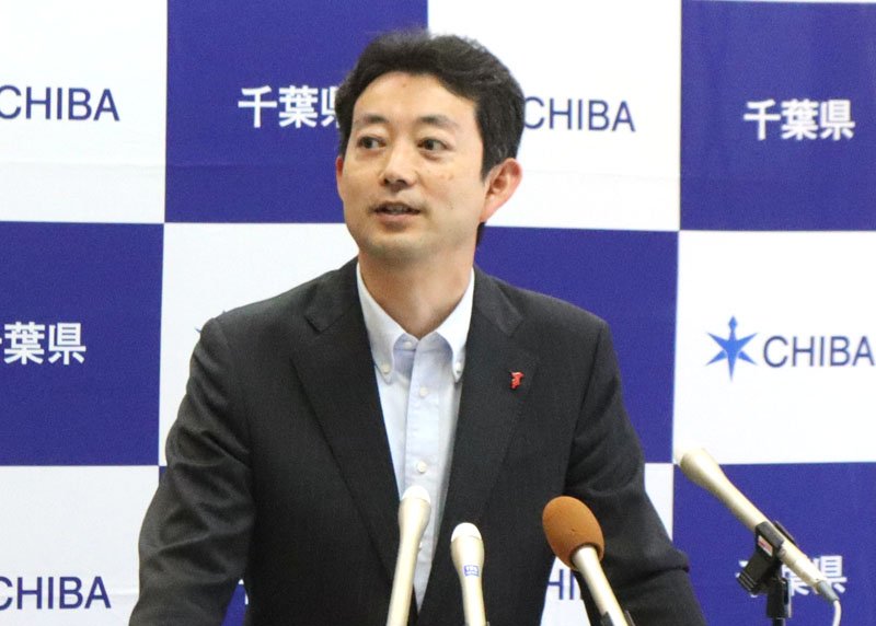記者団の取材に応じる熊谷知事＝２８日、県庁