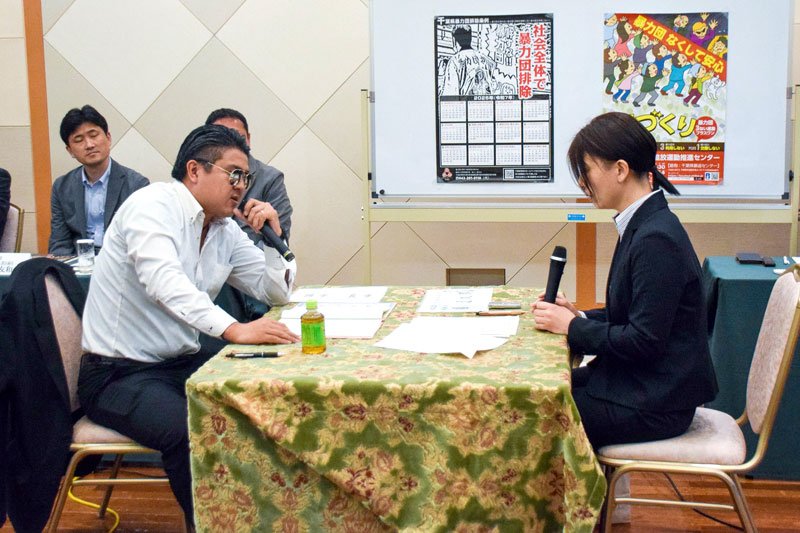 クレーマー役（左）と窓口担当役による実演＝千葉市中央区