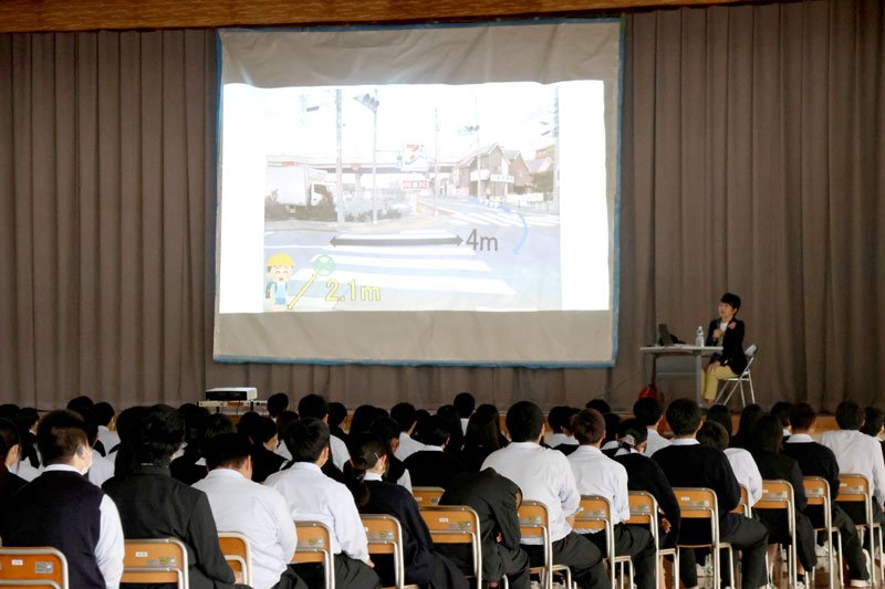 交通事故の状況を説明する高田さん＝大網白里市
