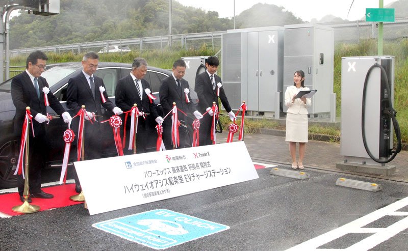 充電器開設のテープカットを行う関係者ら＝南房総市