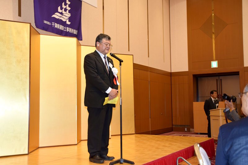 総会であいさつする井桁会長＝千葉市中央区