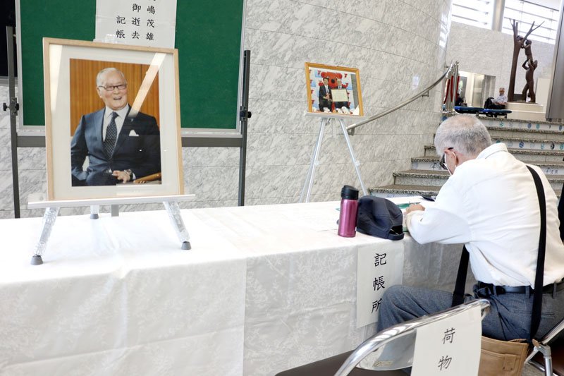 長嶋さんを追悼しようと記帳する男性＝５日、千葉市中央区の県庁