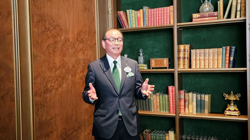 報道陣の取材に応じる高橋社長＝６日午前、浦安市