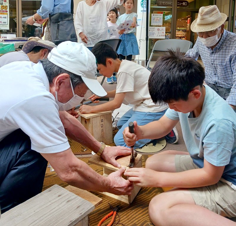 鳥の巣箱作りに取り組む子どもたち＝７日、市原市