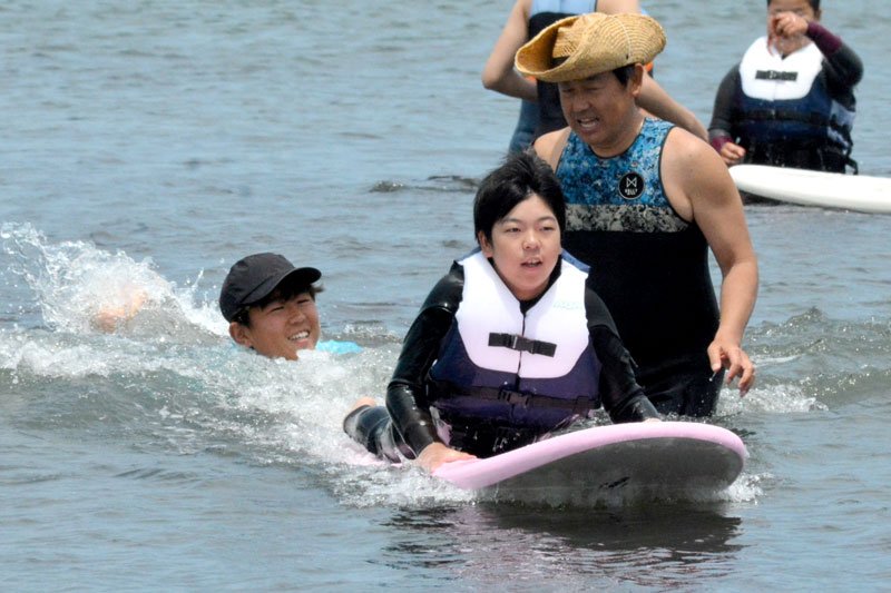 波と調和しライド　いすみ太東海岸　障害者らサーフィン体験