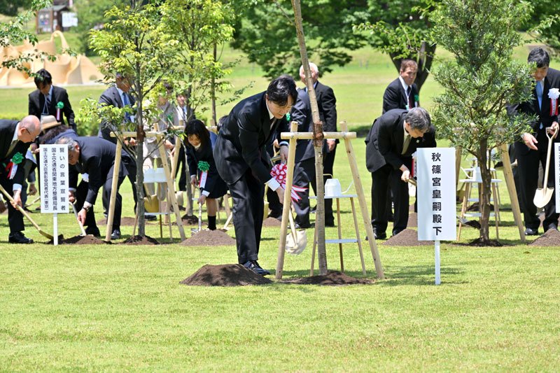 記念植樹をされる秋篠宮さま＝７日、松戸市、２１世紀の森と広場