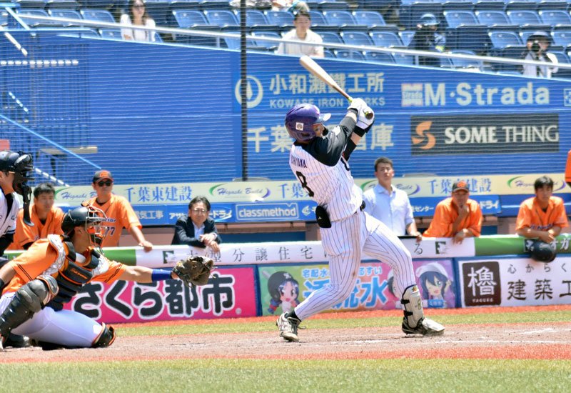 日本製鉄かずさマジック－オールフロンティア　５回表日本製鉄かずさマジック無死満塁　左翼線に適時二塁打を放つ内山。捕手・島田＝ＺＯＺＯマリン