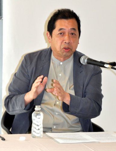 小湊鉄道が小湊延伸を目指した背景について話す原さん＝市原市の市原湖畔美術館
