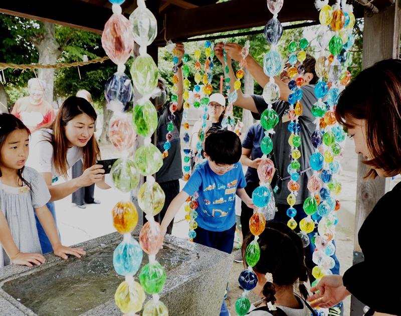 じめじめ梅雨でも心わくわく　彩水のれん、カラフルに　親子連れが制作体験　袖ケ浦