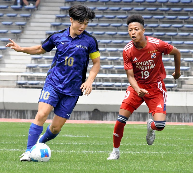 前半、競り合う日体大柏・沼田（左）