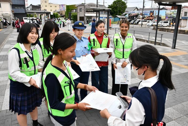 ＪＲ佐原駅周辺で駅利用客に痴漢や盗撮への注意を呼びかける参加者ら＝香取市
