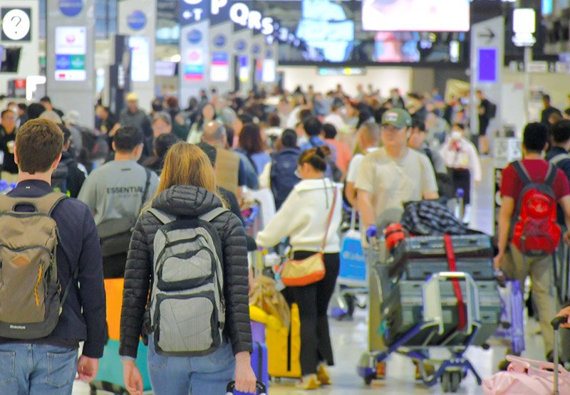 コロナ禍の影響が落ち着き、利用者が増え続けている成田空港＝４月、成田市（記事と直接関係はありません）
