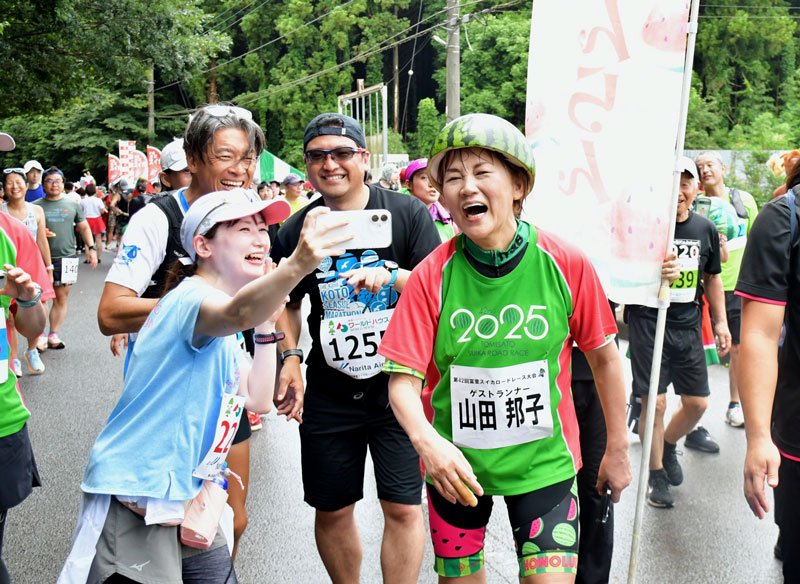 甘いスイカ食べ５７００人疾走　富里ロードレース、旬の美味力に　参加者、山田邦子さんと交流