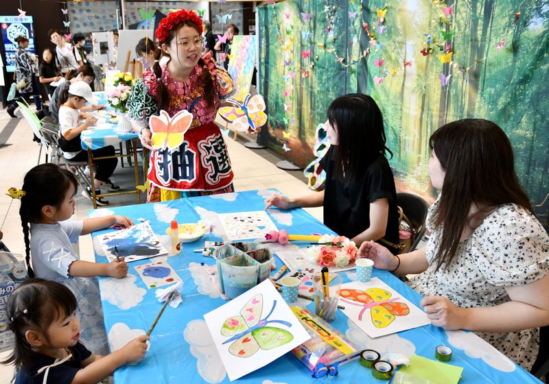 絵の具のほかに、しょうゆや塩を使ったアート体験を行ったバルサミコヤスさん＝１５日、香取市