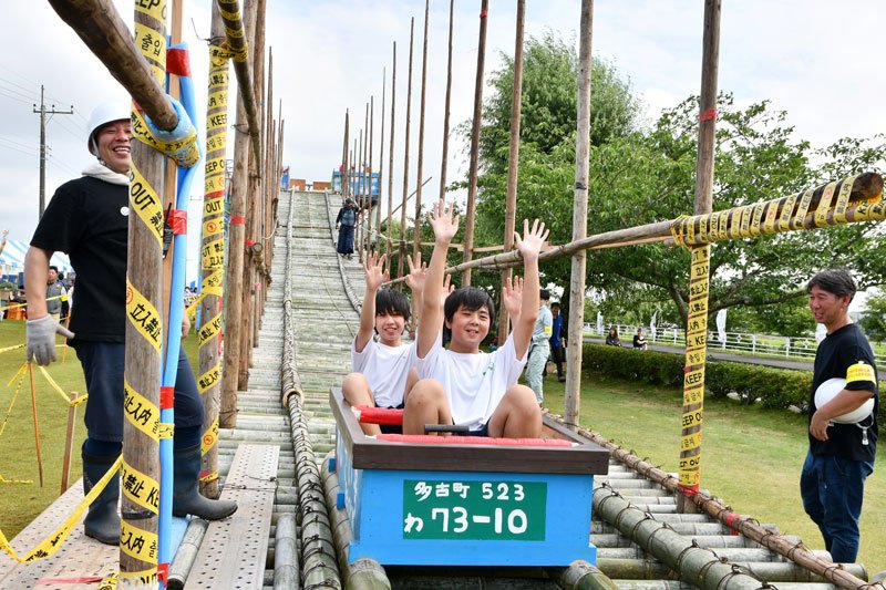 今年も会場に笑顔を咲かせた竹コースター＝多古町