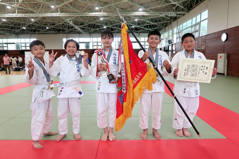 団体戦で優勝した育心館内山道場Ａ（実行委提供）
