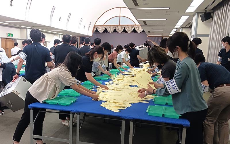 開票作業が始まった鎌ケ谷市長選挙＝２２日午後９時ごろ、同市